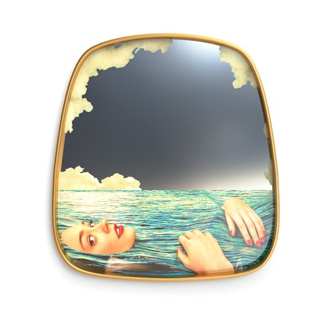 Specchio con ragazza in mare.